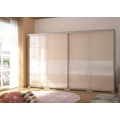 Kép 2/3 - BOND 318 cm magasfényű gardrób - Sonoma Tölgy / Magasfényű Beige üveg / Magasfényű Fehér üveg
